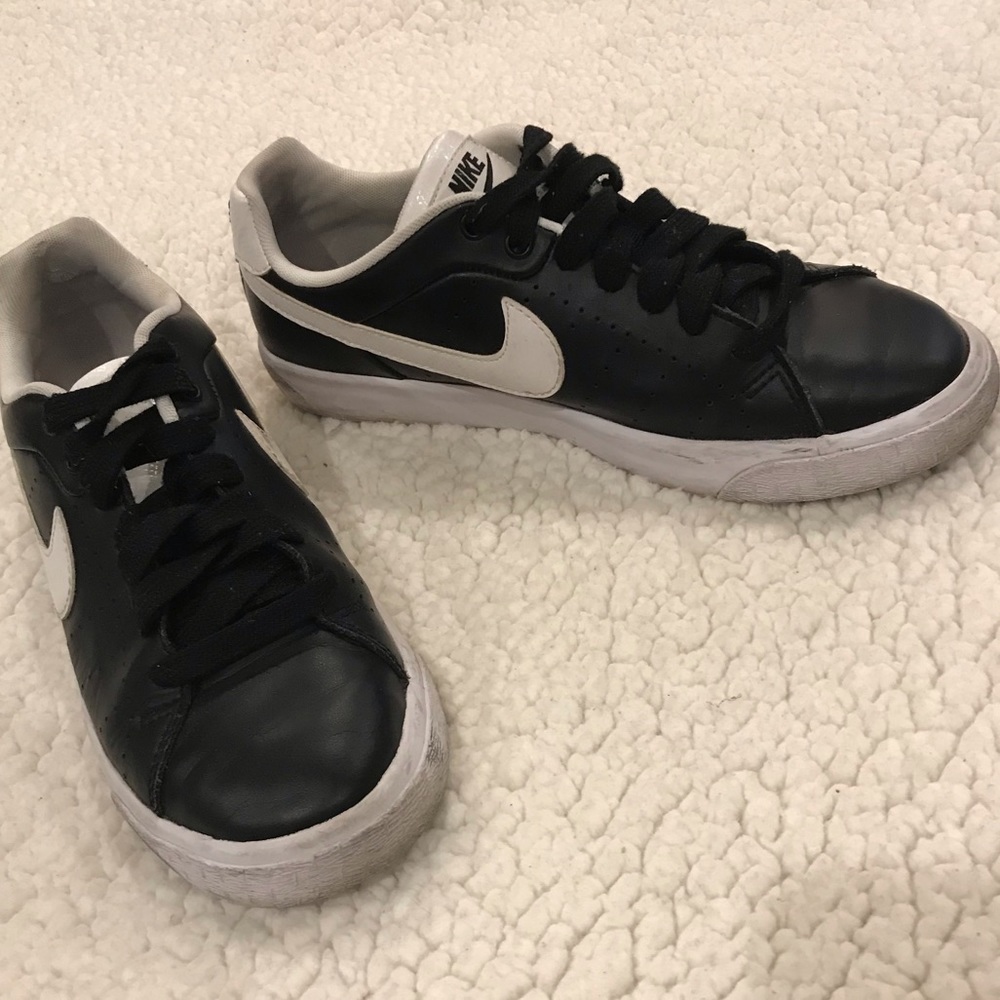 Nike “court tour” Black sneakers size 8